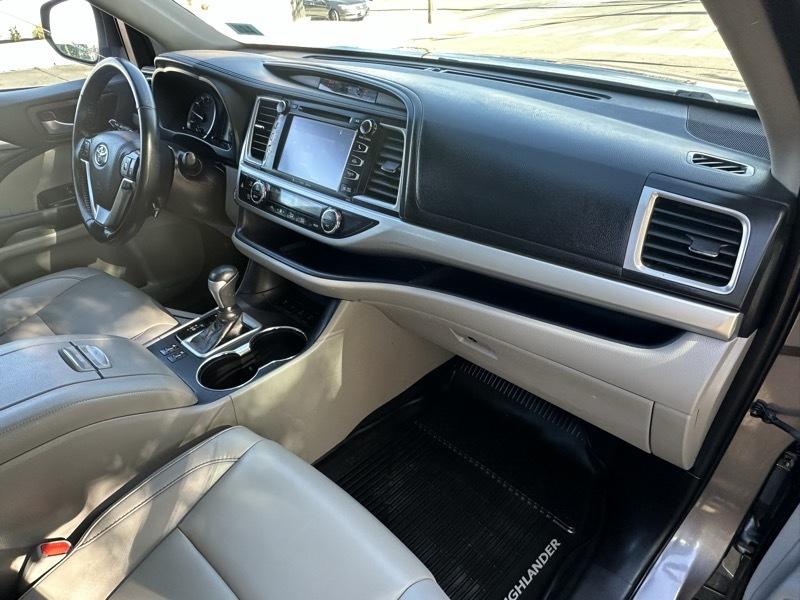 Toyota Highlander XLE AWD V6 2019