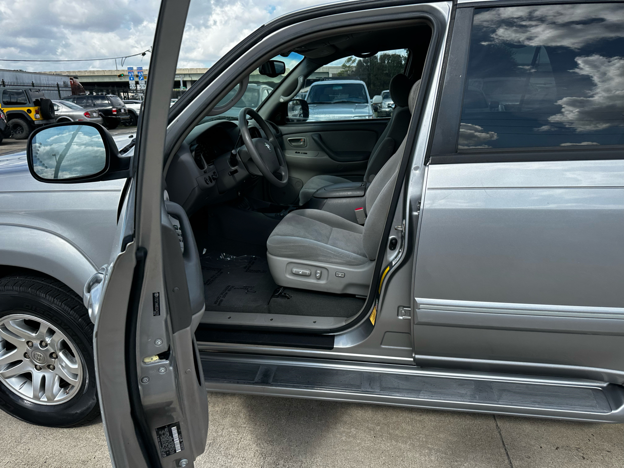 2005 Toyota Sequoia SR5 photo 10