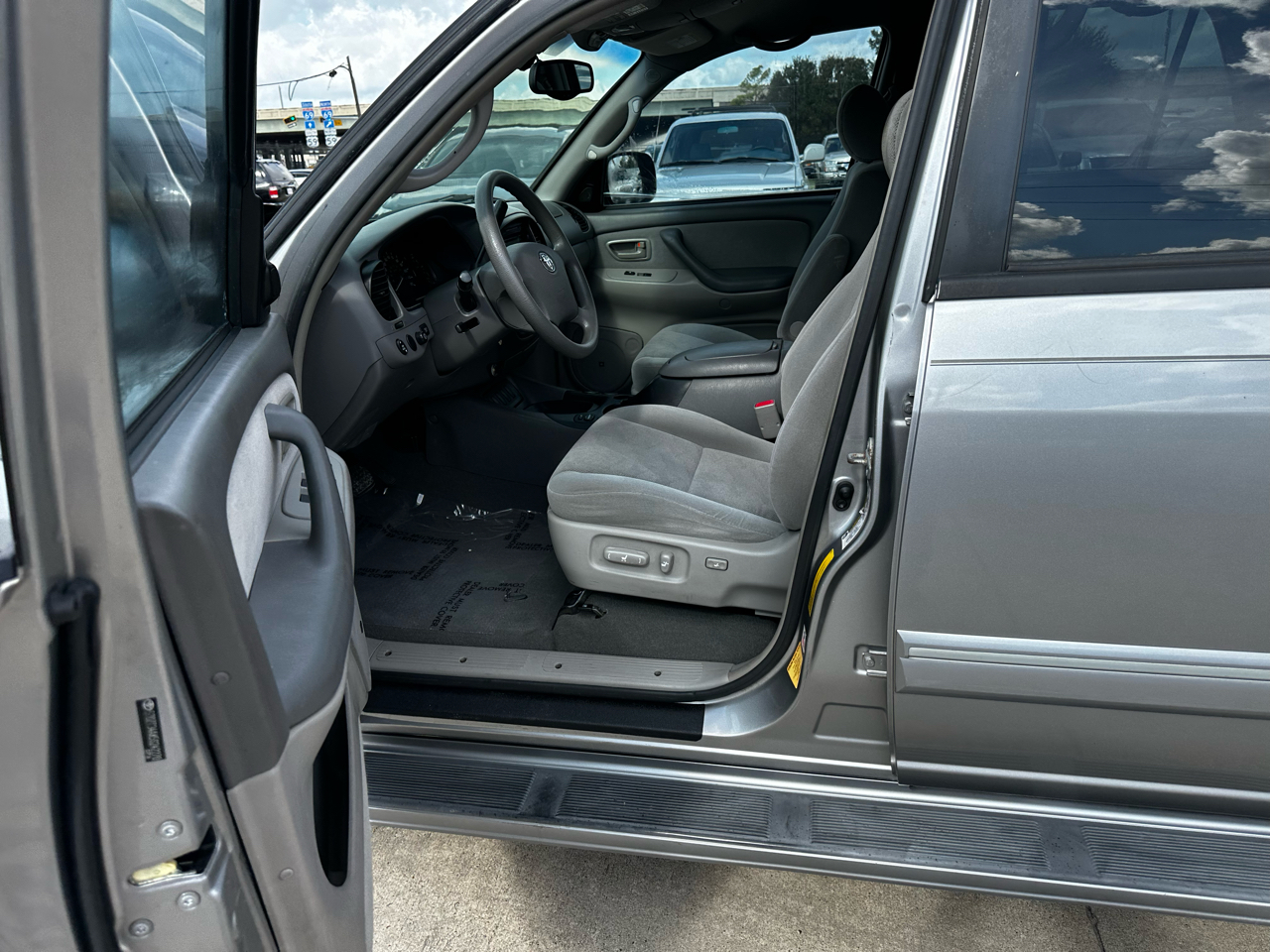 2005 Toyota Sequoia SR5 photo 11