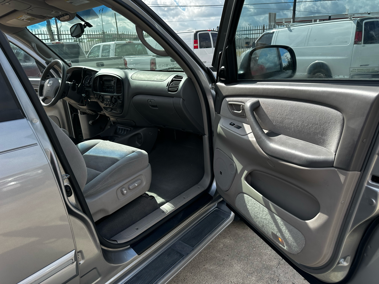 2005 Toyota Sequoia SR5 photo 20