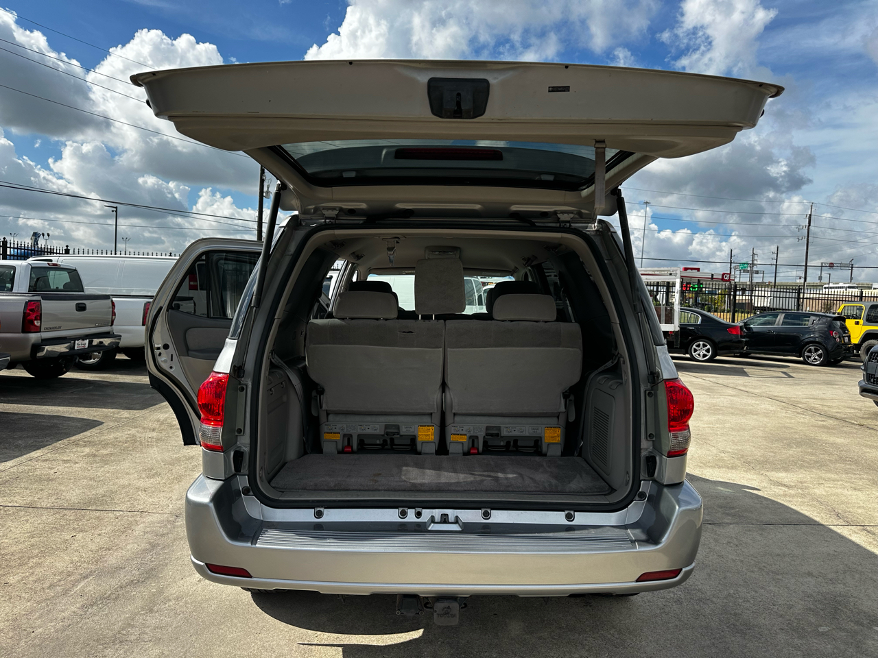 2005 Toyota Sequoia SR5 photo 29