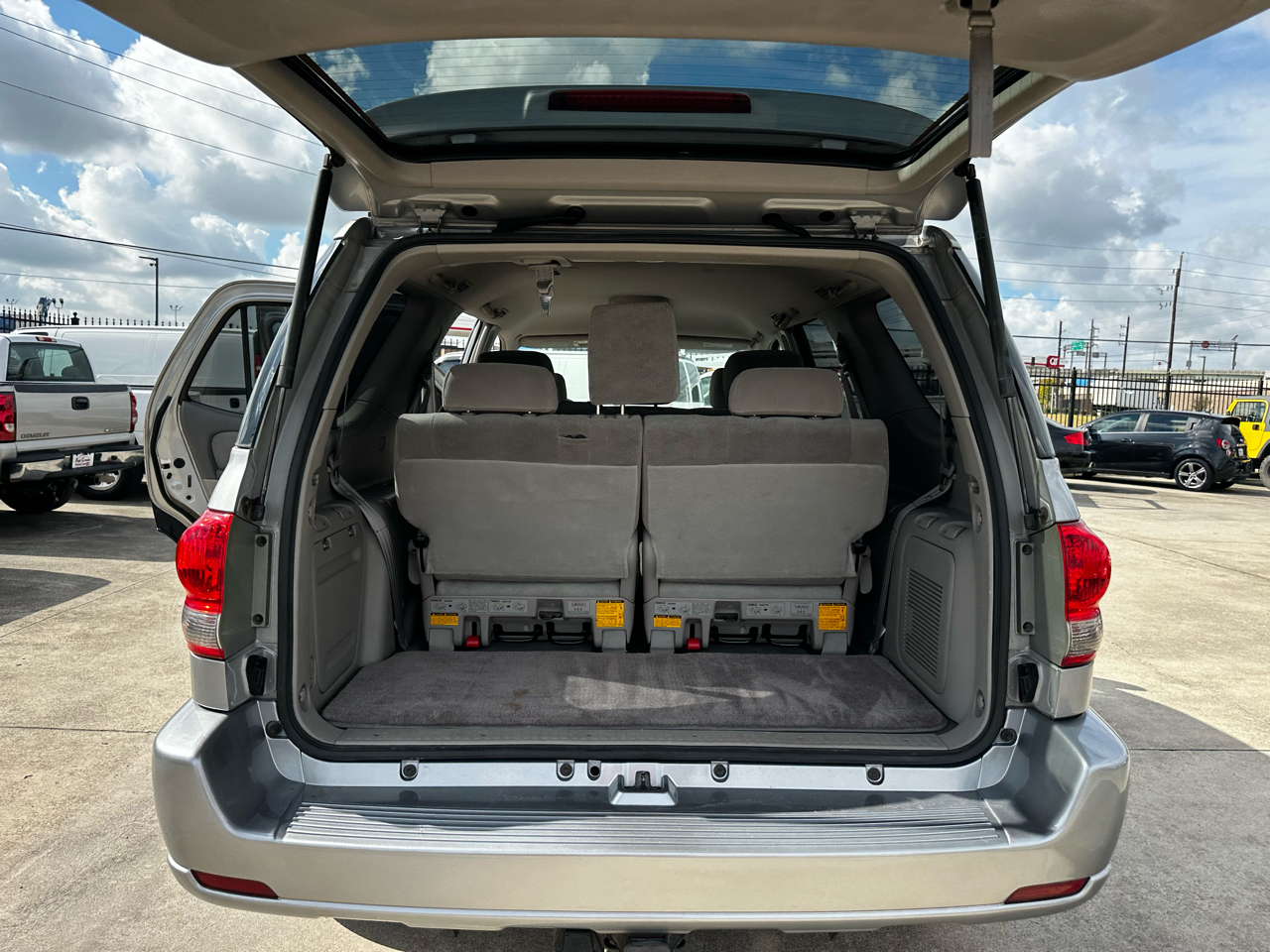 2005 Toyota Sequoia SR5 photo 30