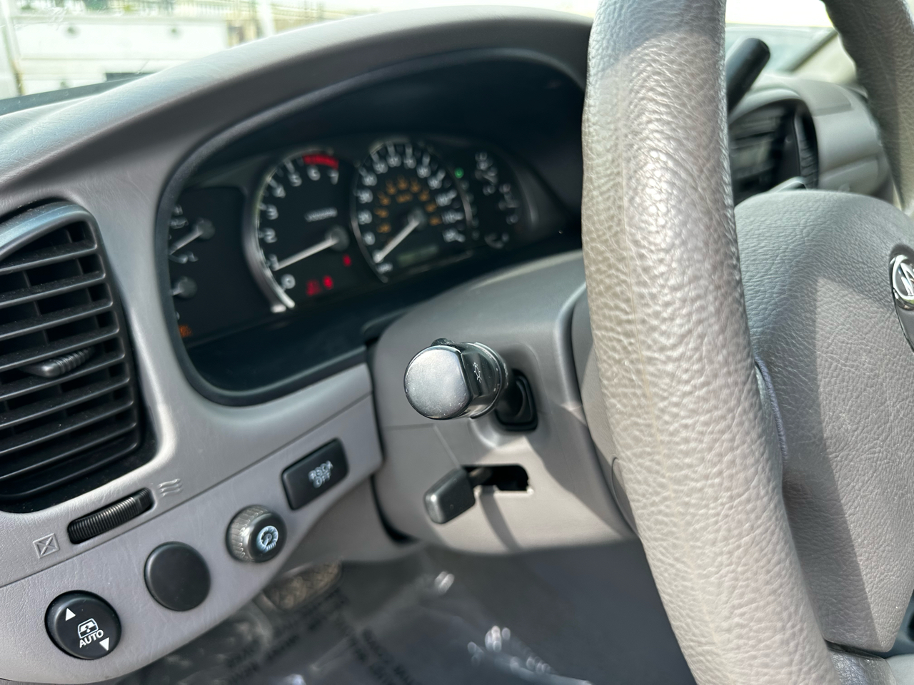 2005 Toyota Sequoia SR5 photo 40