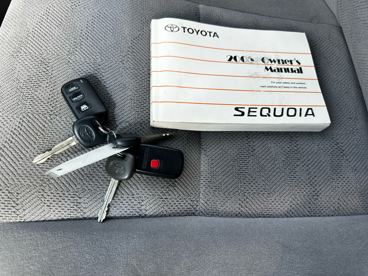 2005 Toyota Sequoia SR5 photo 43