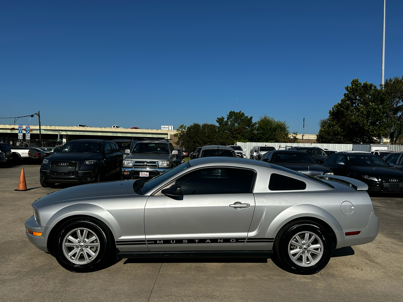 2005 Ford Mustang V6 Deluxe photo 2