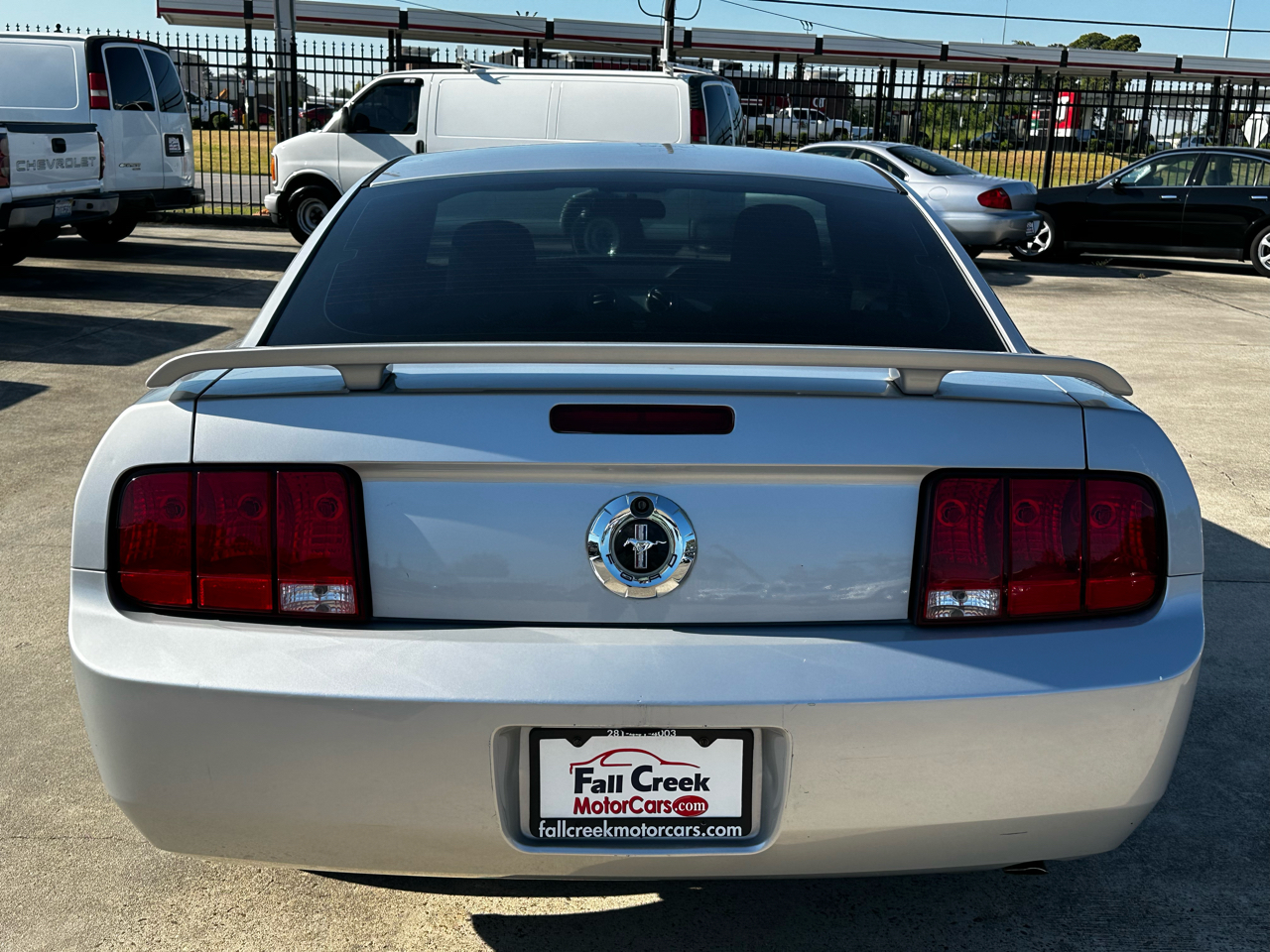 2005 Ford Mustang V6 Deluxe photo 3