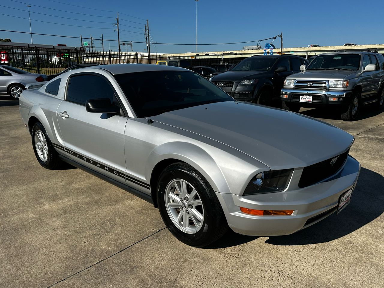 2005 Ford Mustang V6 Deluxe photo 4