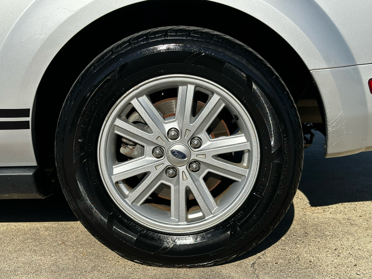 2005 Ford Mustang V6 Deluxe photo 9
