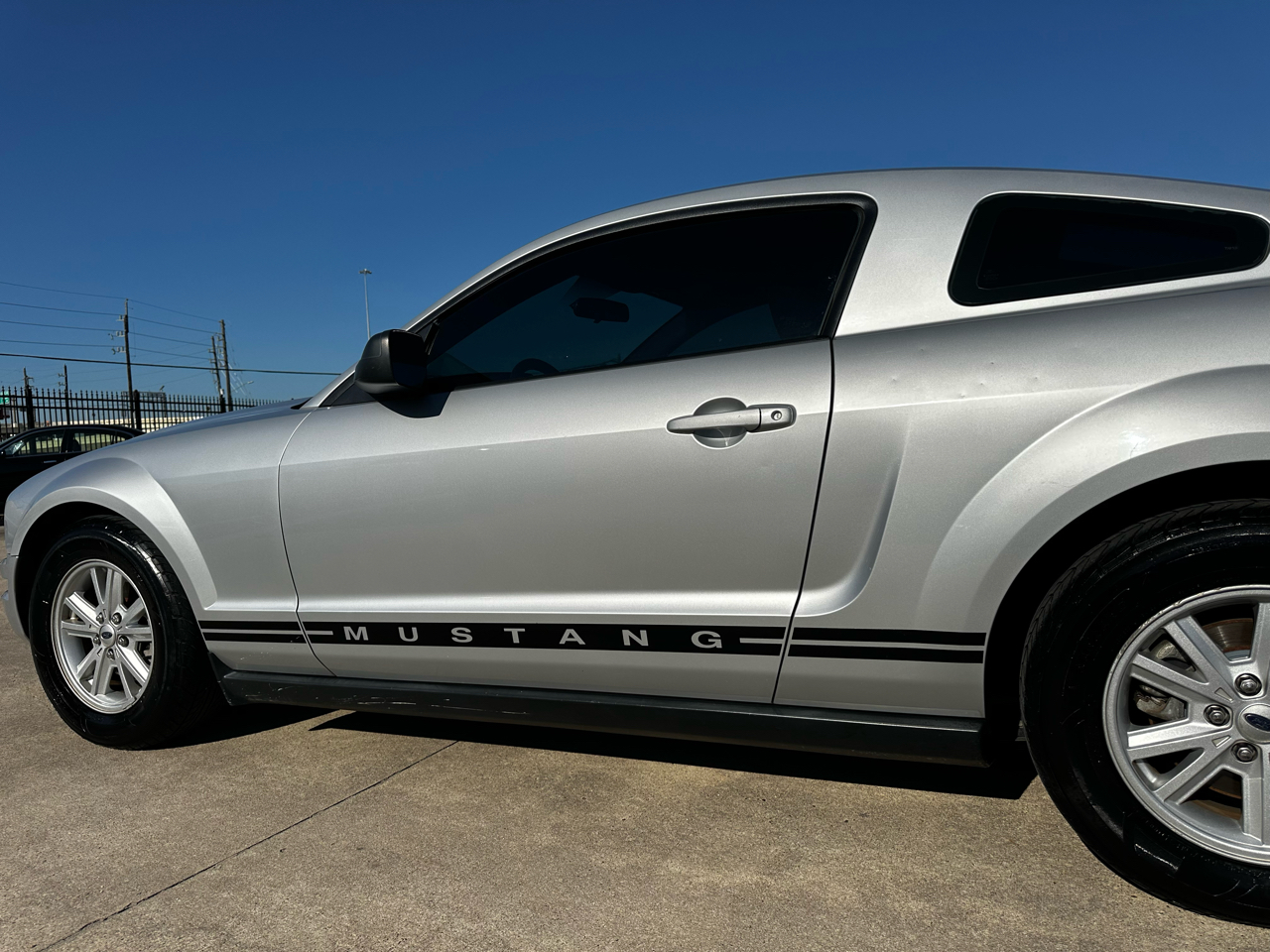 2005 Ford Mustang V6 Deluxe photo 12