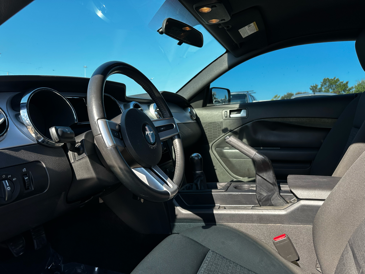 2005 Ford Mustang V6 Deluxe photo 18
