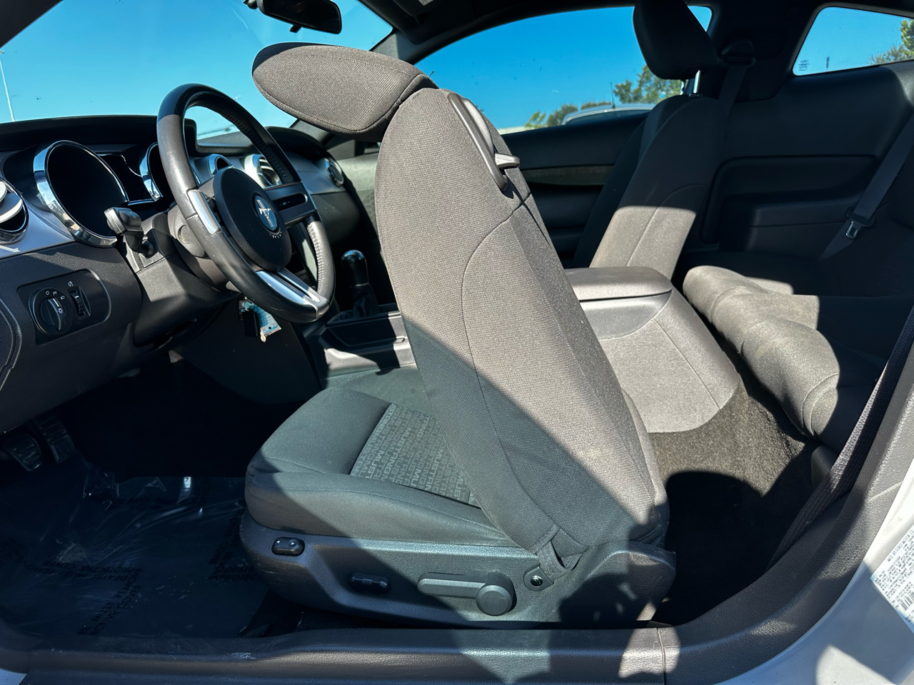 2005 Ford Mustang V6 Deluxe photo 22