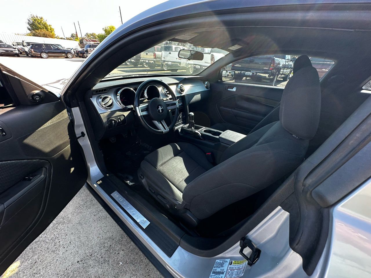 2005 Ford Mustang V6 Deluxe photo 36
