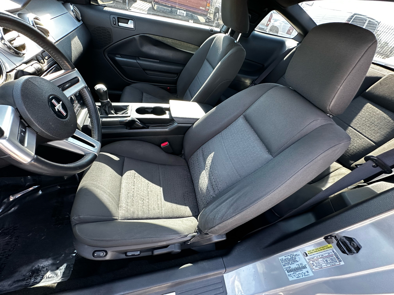2005 Ford Mustang V6 Deluxe photo 38