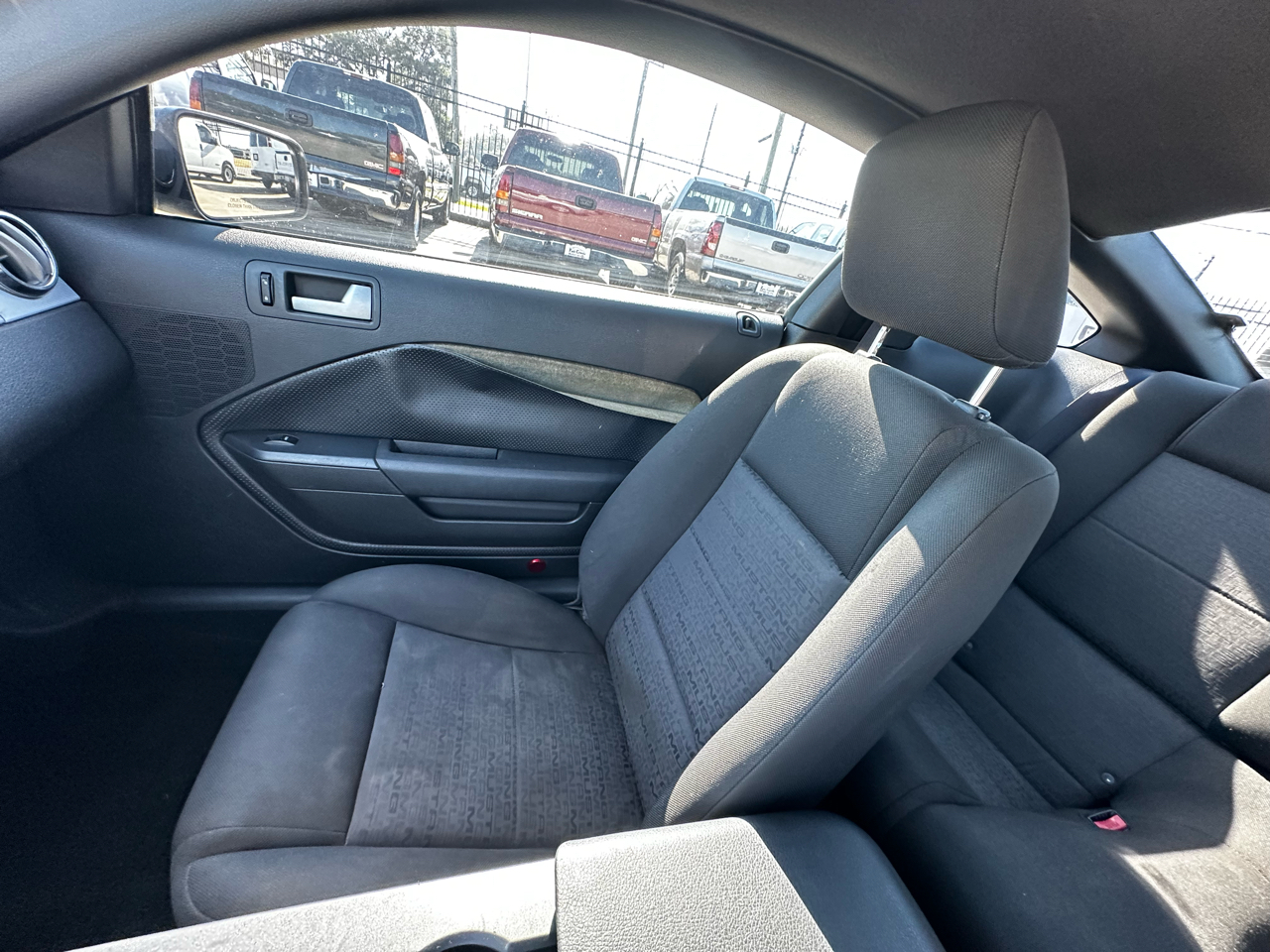 2005 Ford Mustang V6 Deluxe photo 39