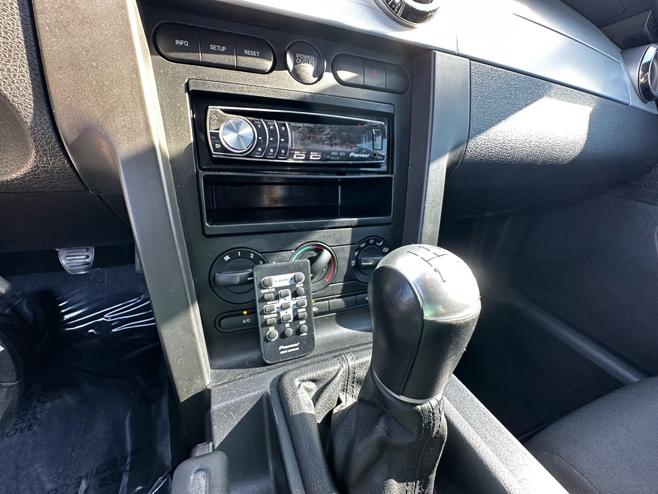 2005 Ford Mustang V6 Deluxe photo 43