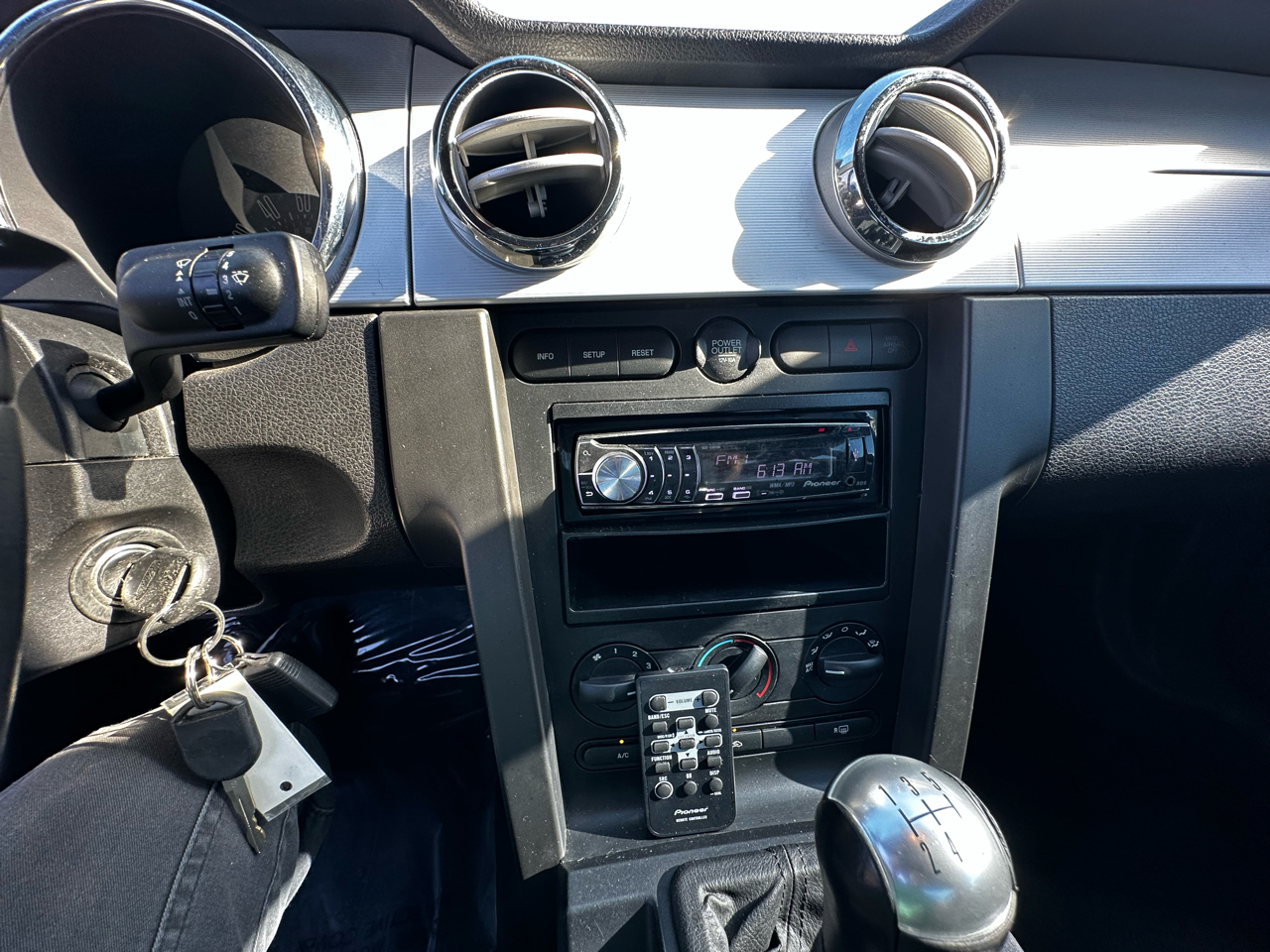 2005 Ford Mustang V6 Deluxe photo 45