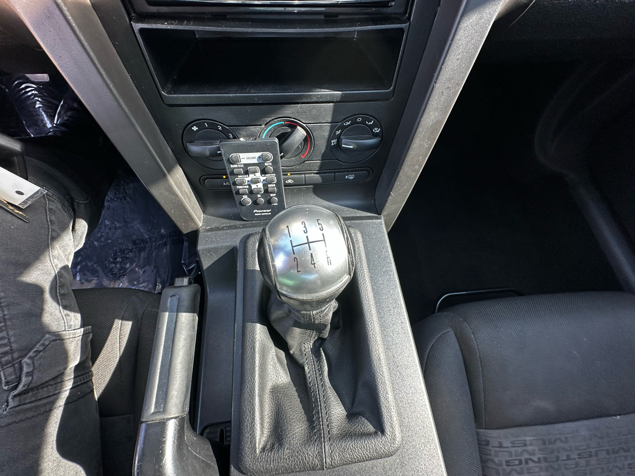 2005 Ford Mustang V6 Deluxe photo 46