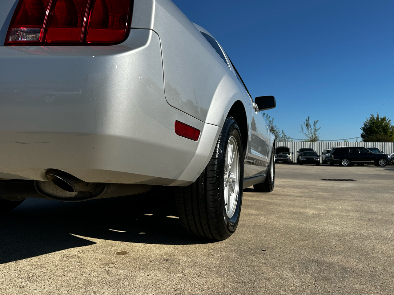 2005 Ford Mustang V6 Deluxe photo 52