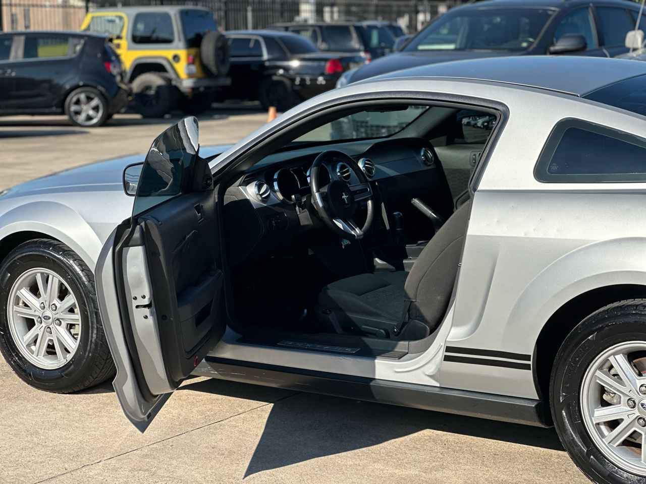 2005 Ford Mustang V6 Deluxe photo 55