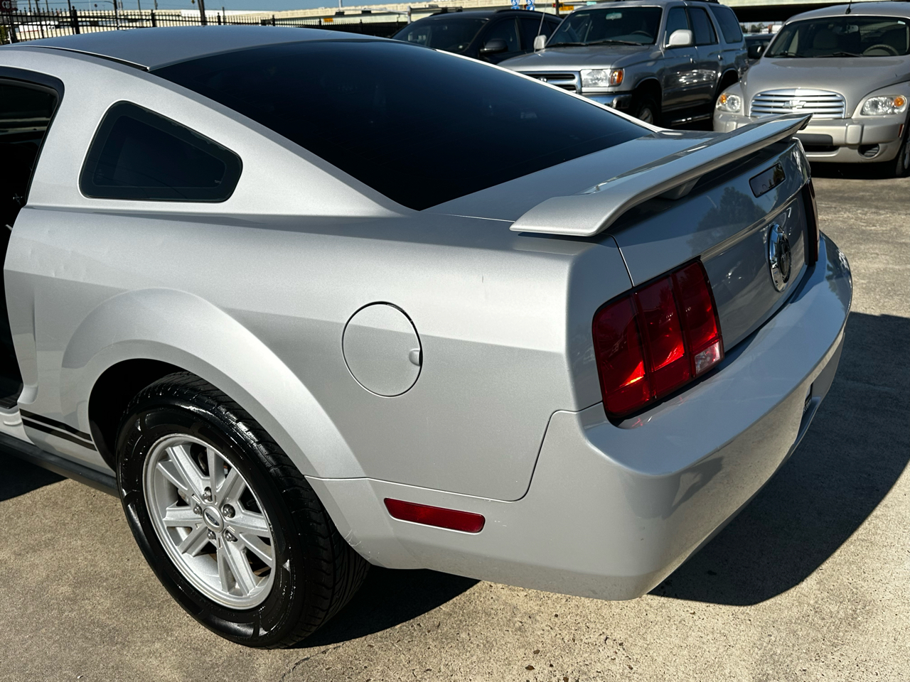 2005 Ford Mustang V6 Deluxe photo 56