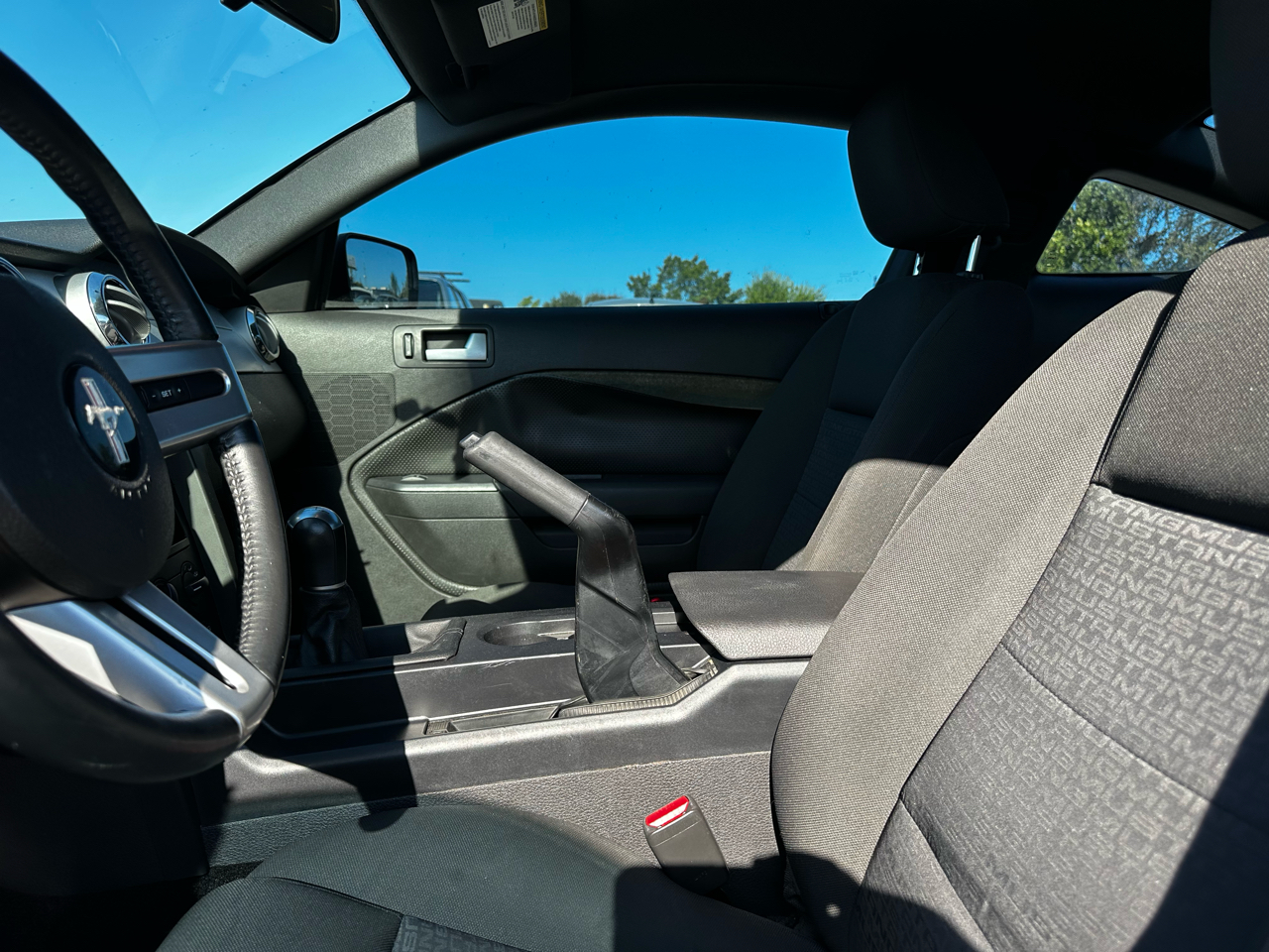 2005 Ford Mustang V6 Deluxe photo 57