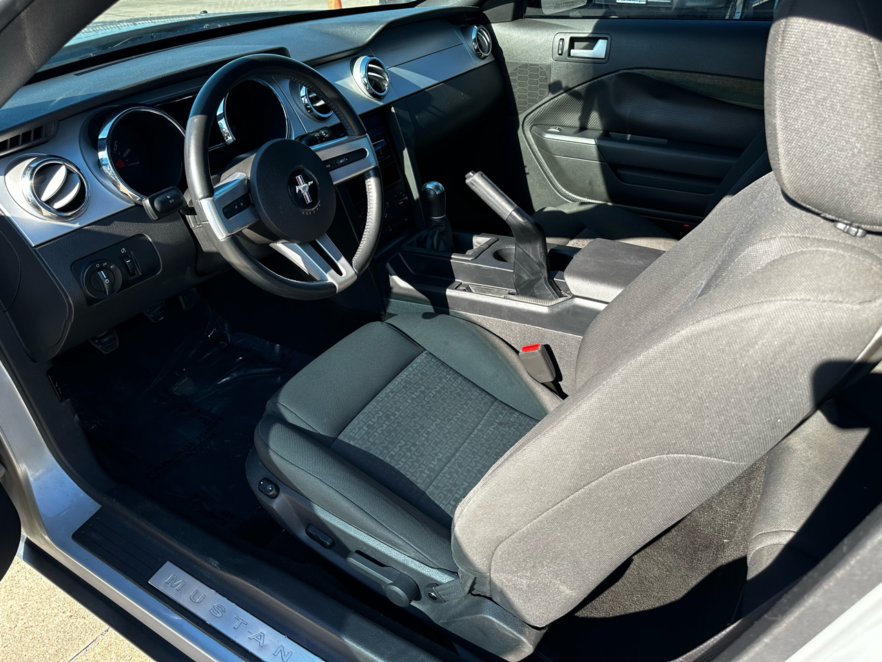 2005 Ford Mustang V6 Deluxe photo 60
