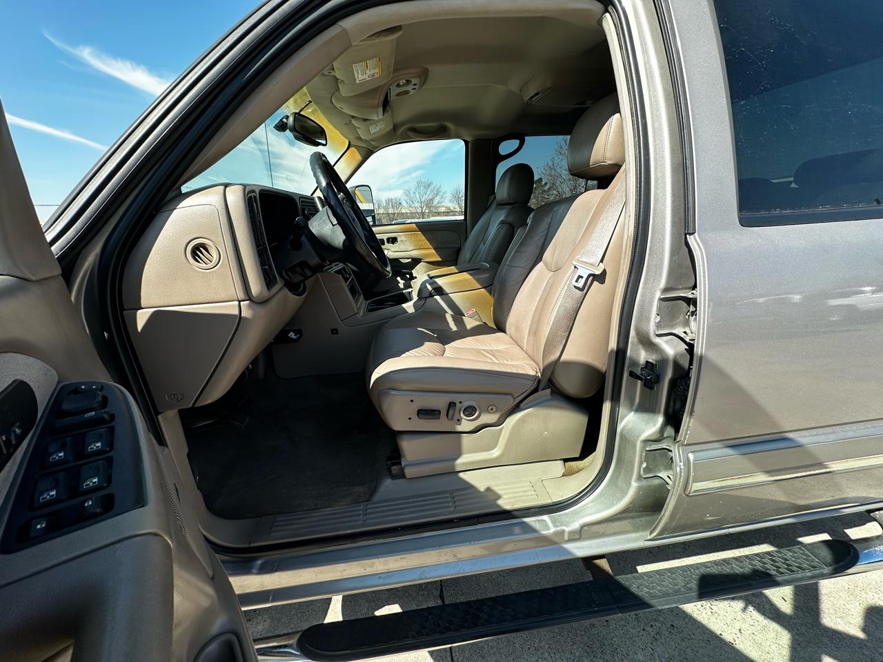 Chevrolet Silverado 2500HD LT Crew Cab Short Bed 4WD 2003