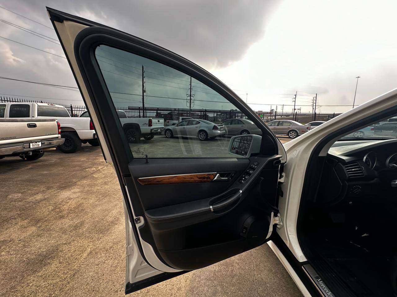 Mercedes-Benz R-Class R350 4MATIC w/ 3rd Row 2012