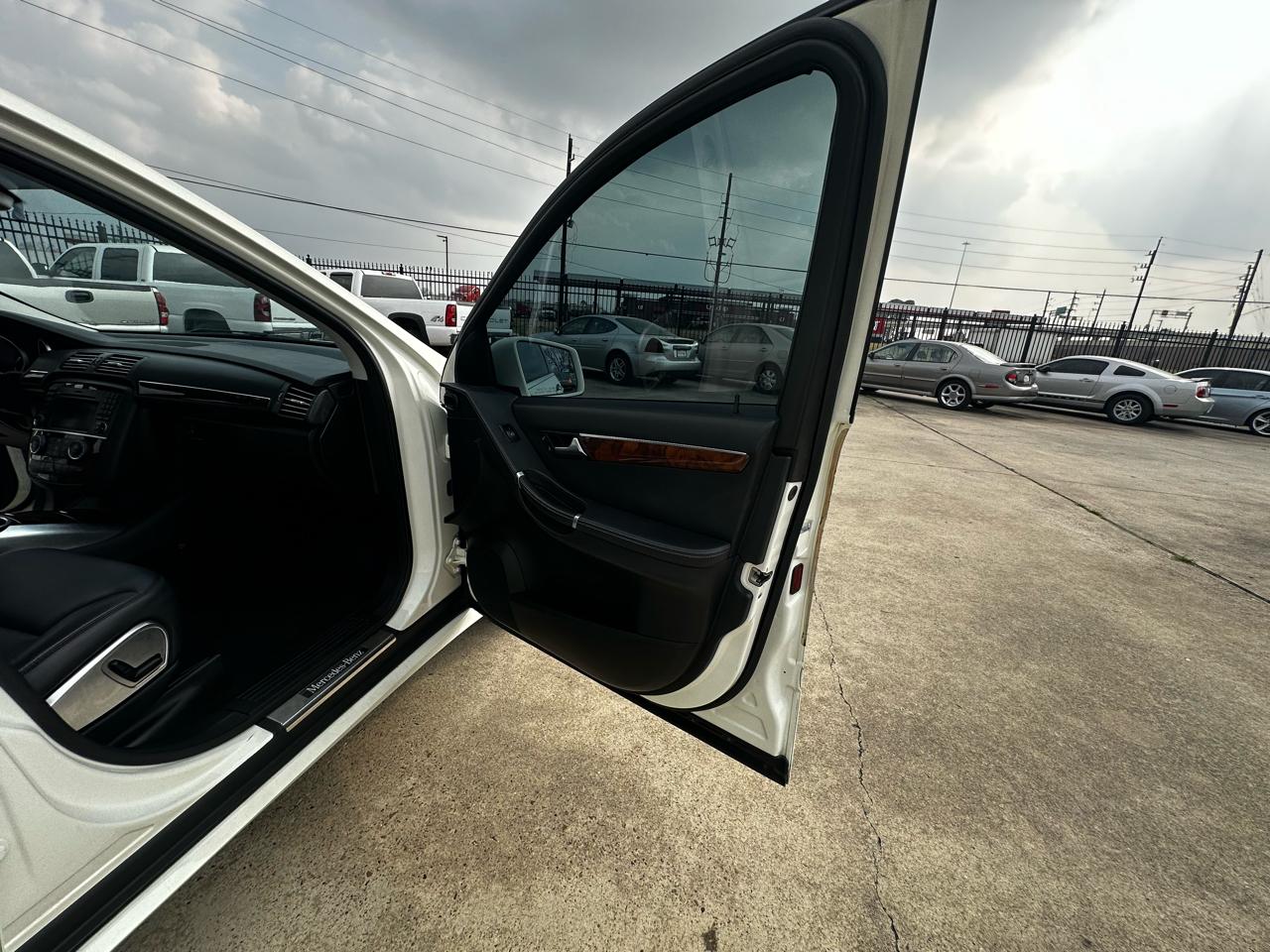 Mercedes-Benz R-Class R350 4MATIC w/ 3rd Row 2012