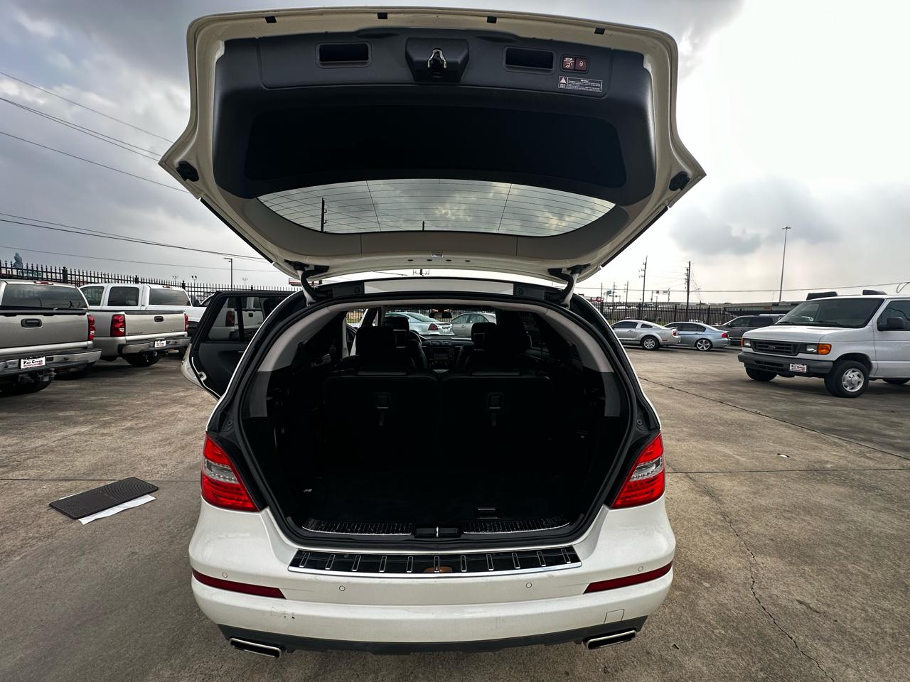 Mercedes-Benz R-Class R350 4MATIC w/ 3rd Row 2012