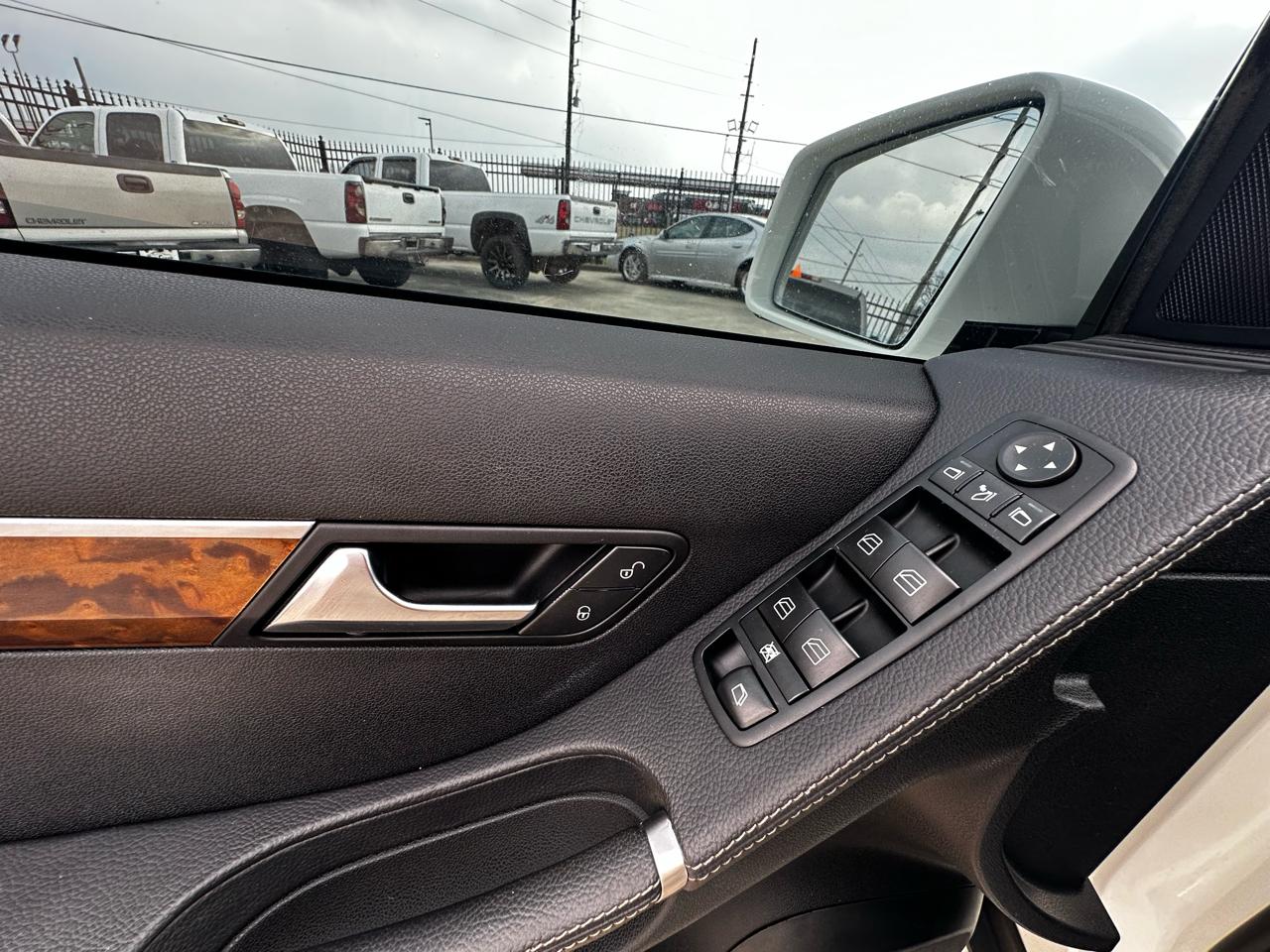 Mercedes-Benz R-Class R350 4MATIC w/ 3rd Row 2012