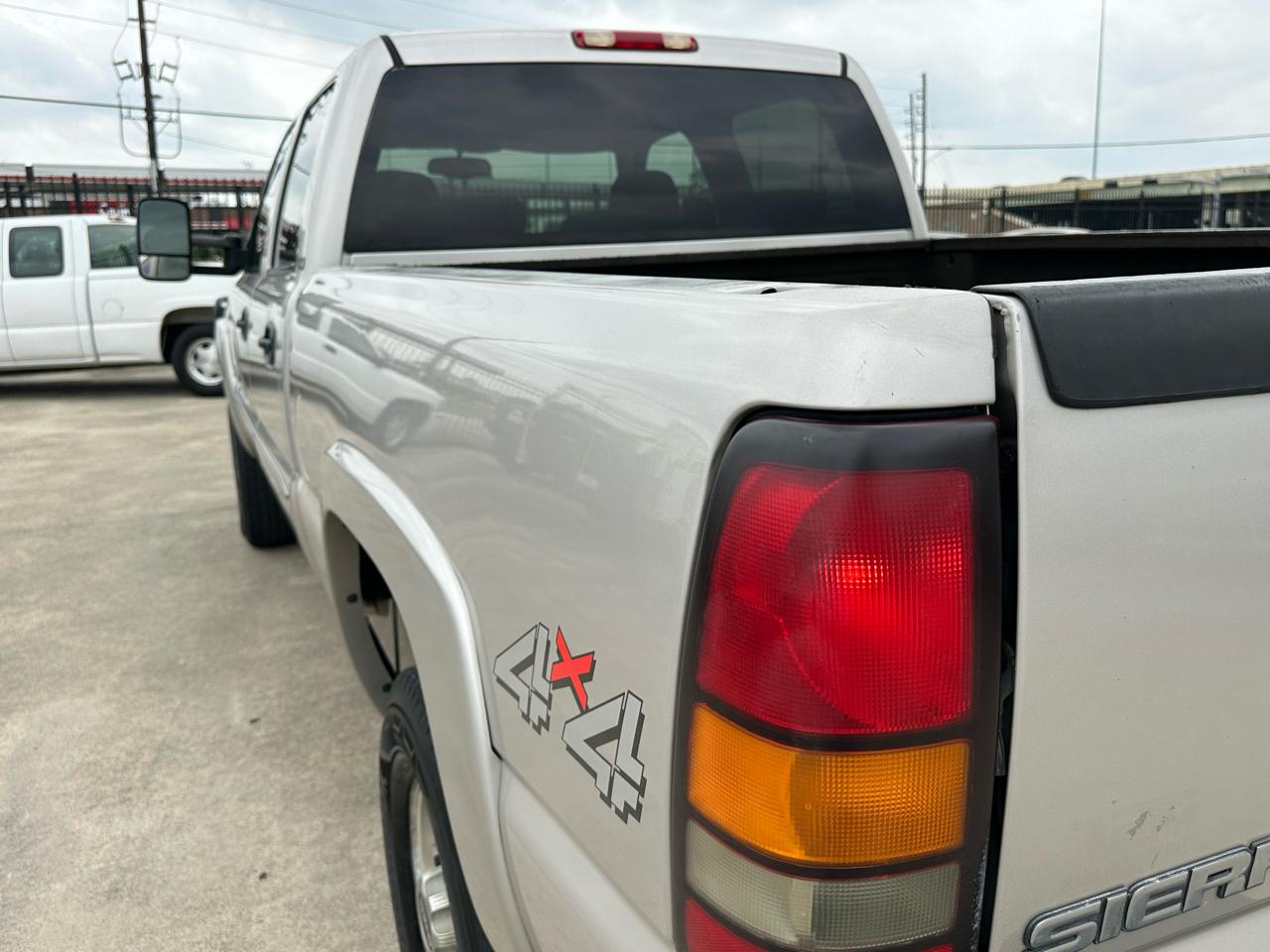 GMC Sierra 2500HD SLE Crew Cab Short Bed 4WD 2006