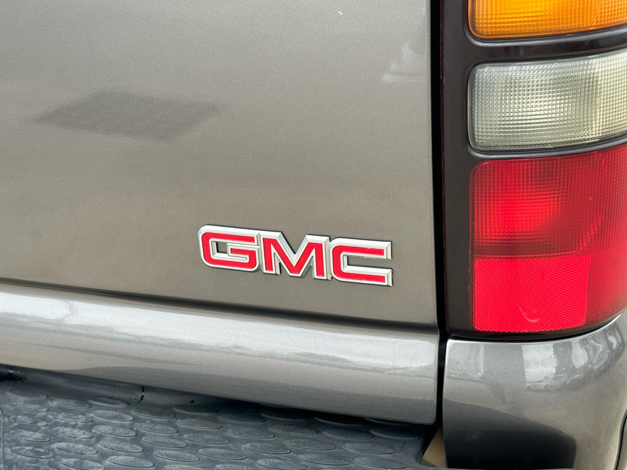 GMC Yukon Denali XL 2005