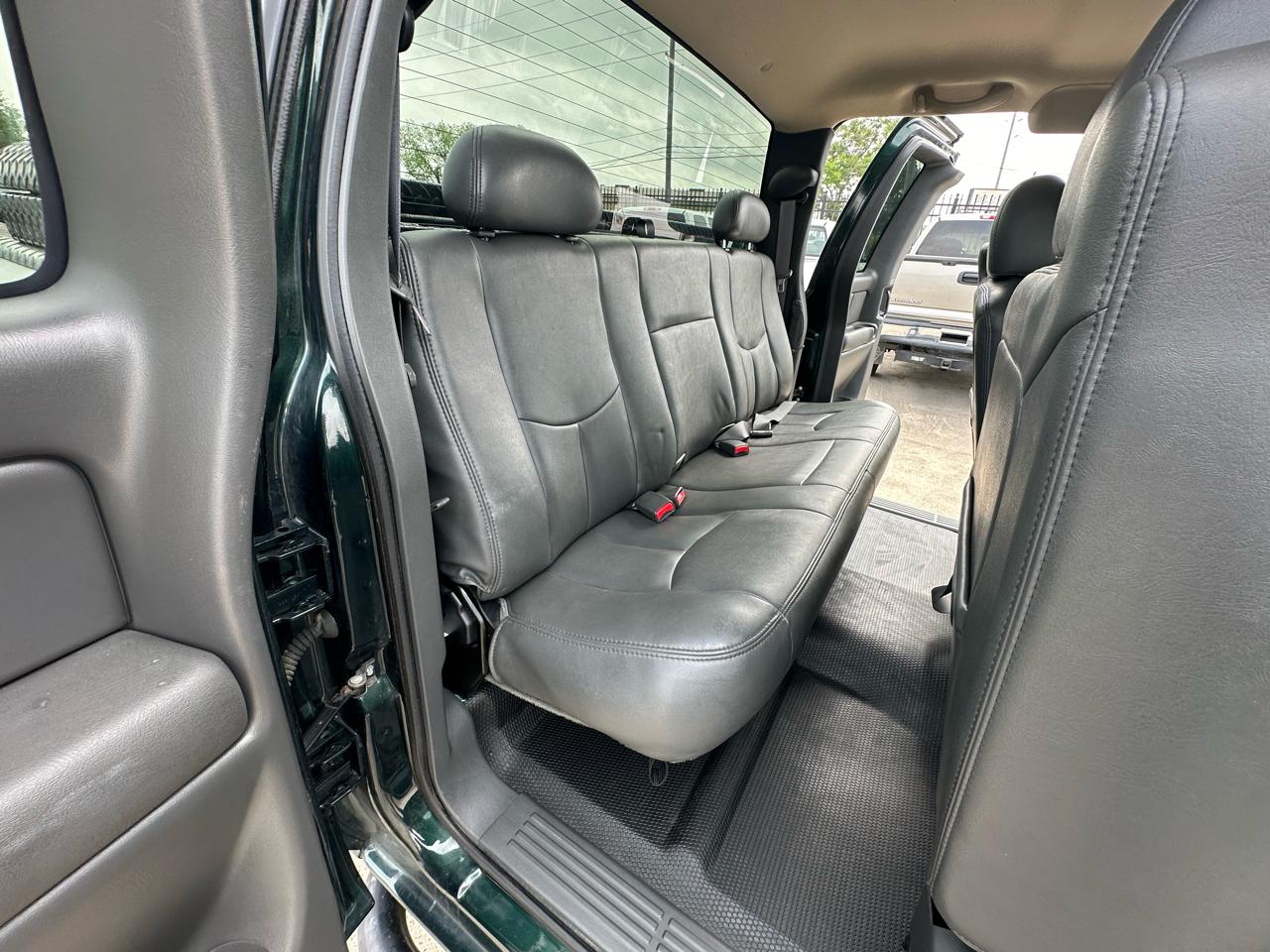 Chevrolet Silverado 2500HD LS Ext. Cab Long Bed 4WD 2004