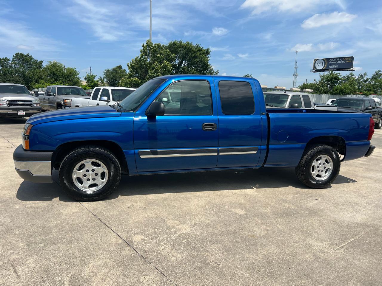 Chevrolet Silverado 1500 LS Ext. Cab 3-Door Short Bed 2WD 2003