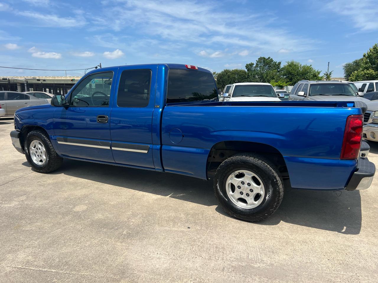 Chevrolet Silverado 1500 LS Ext. Cab 3-Door Short Bed 2WD 2003