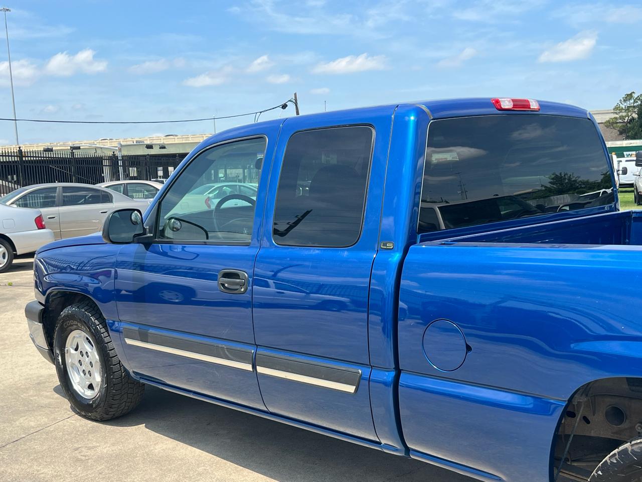 Chevrolet Silverado 1500 LS Ext. Cab 3-Door Short Bed 2WD 2003