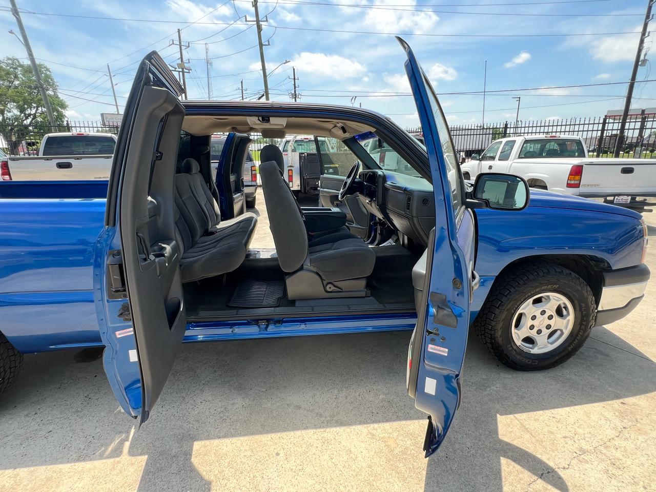 Chevrolet Silverado 1500 LS Ext. Cab 3-Door Short Bed 2WD 2003