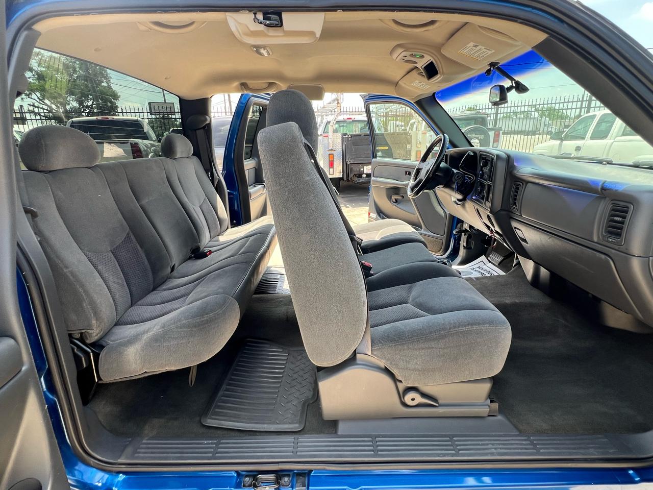 Chevrolet Silverado 1500 LS Ext. Cab 3-Door Short Bed 2WD 2003