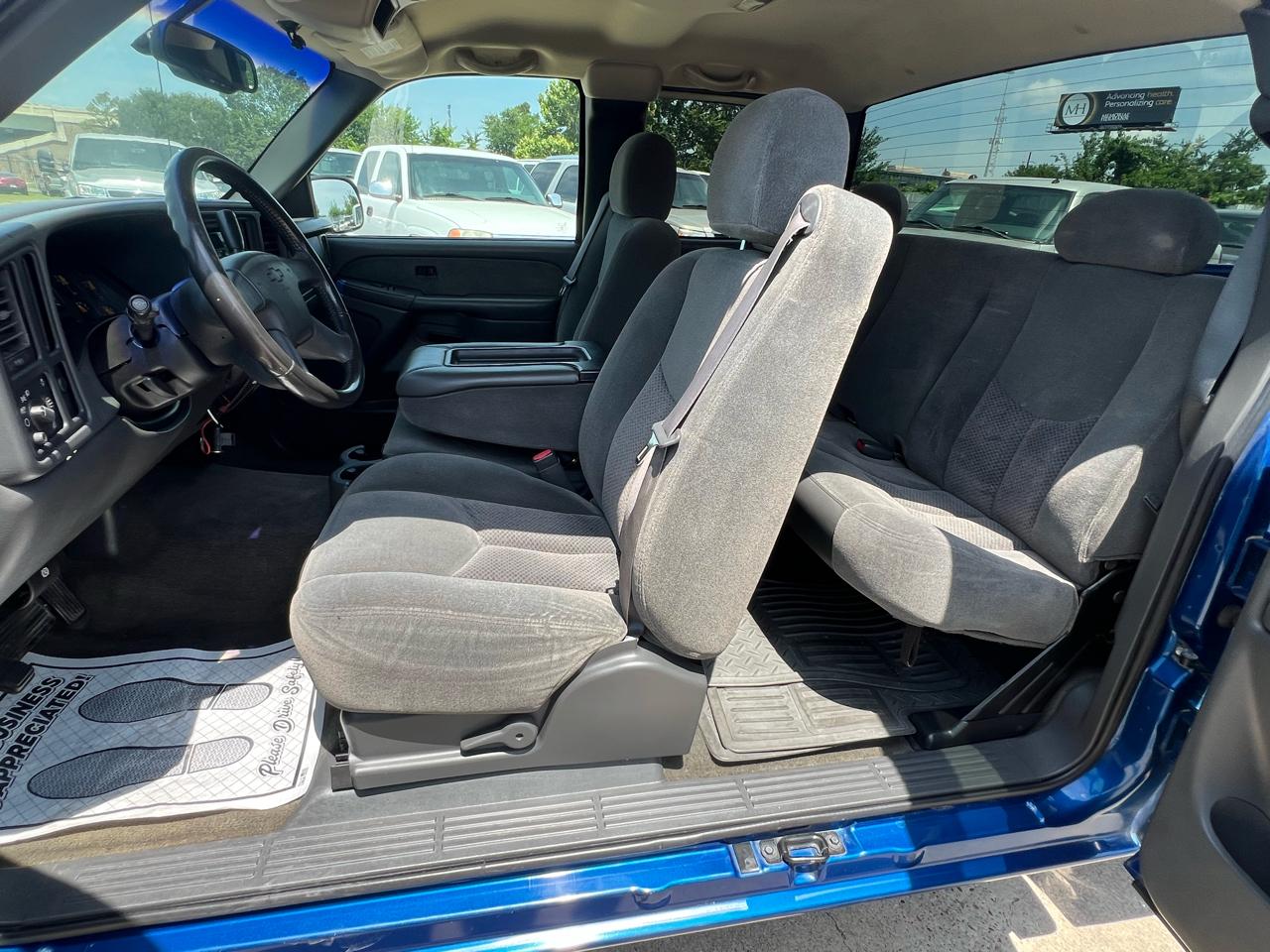 Chevrolet Silverado 1500 LS Ext. Cab 3-Door Short Bed 2WD 2003