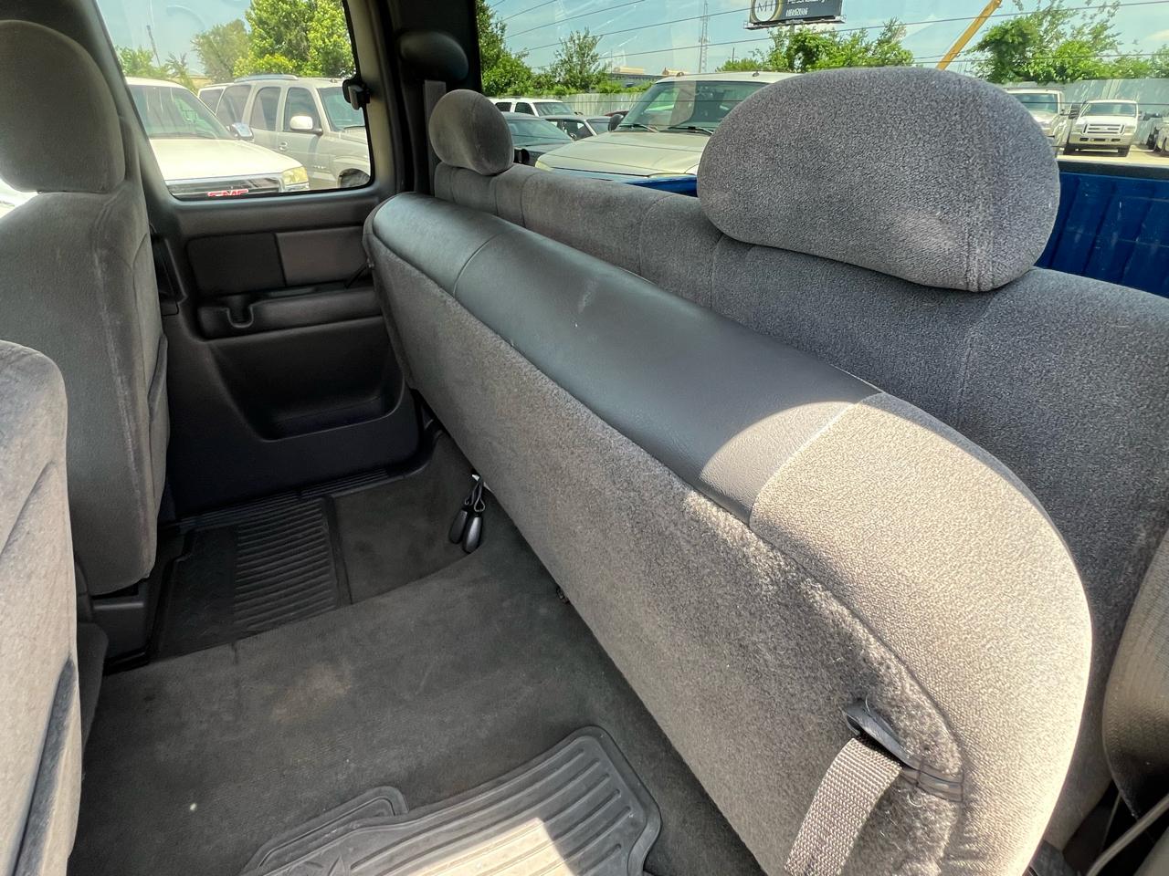 Chevrolet Silverado 1500 LS Ext. Cab 3-Door Short Bed 2WD 2003