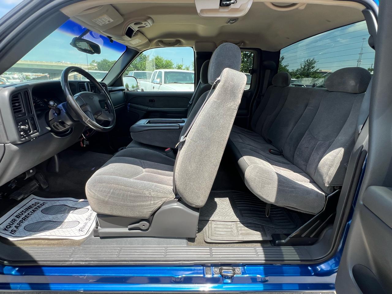 Chevrolet Silverado 1500 LS Ext. Cab 3-Door Short Bed 2WD 2003