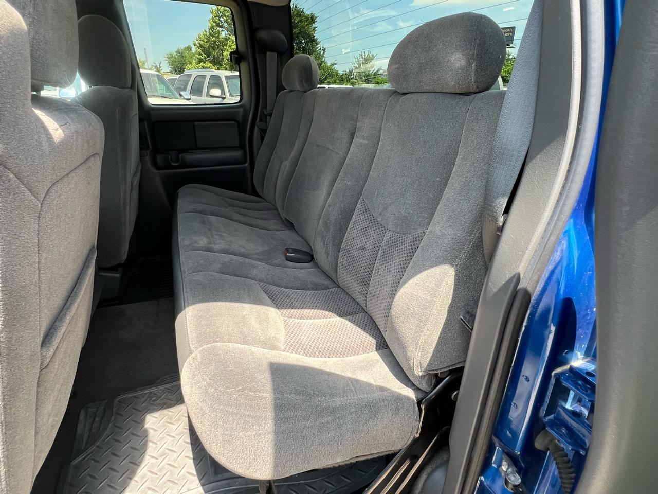 Chevrolet Silverado 1500 LS Ext. Cab 3-Door Short Bed 2WD 2003