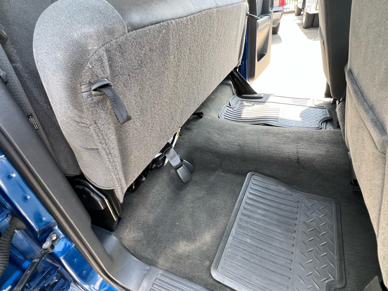 Chevrolet Silverado 1500 LS Ext. Cab 3-Door Short Bed 2WD 2003