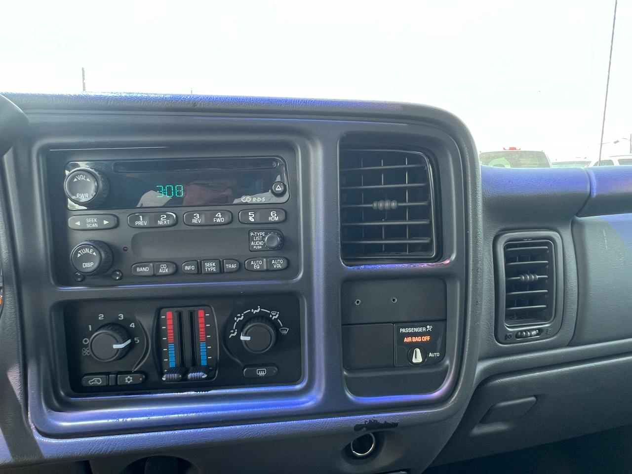 Chevrolet Silverado 1500 LS Ext. Cab 3-Door Short Bed 2WD 2003