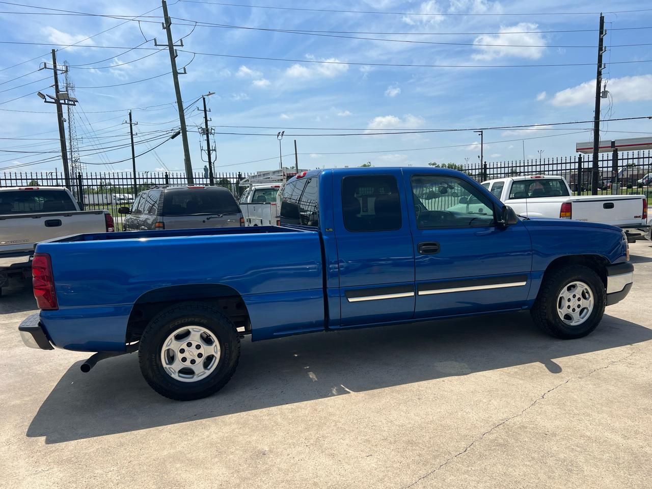 Chevrolet Silverado 1500 LS Ext. Cab 3-Door Short Bed 2WD 2003