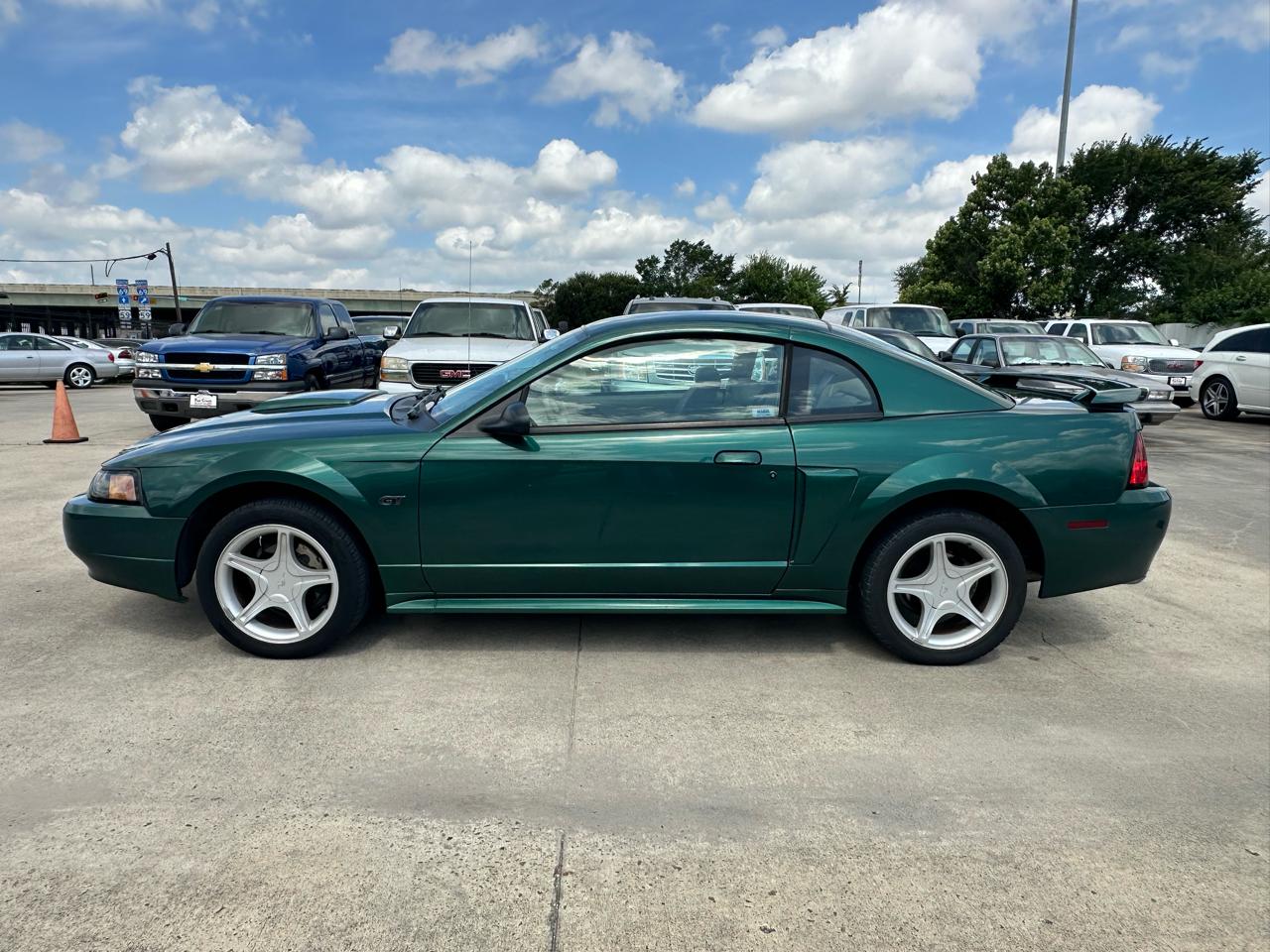 Ford Mustang GT Deluxe Coupe 2003