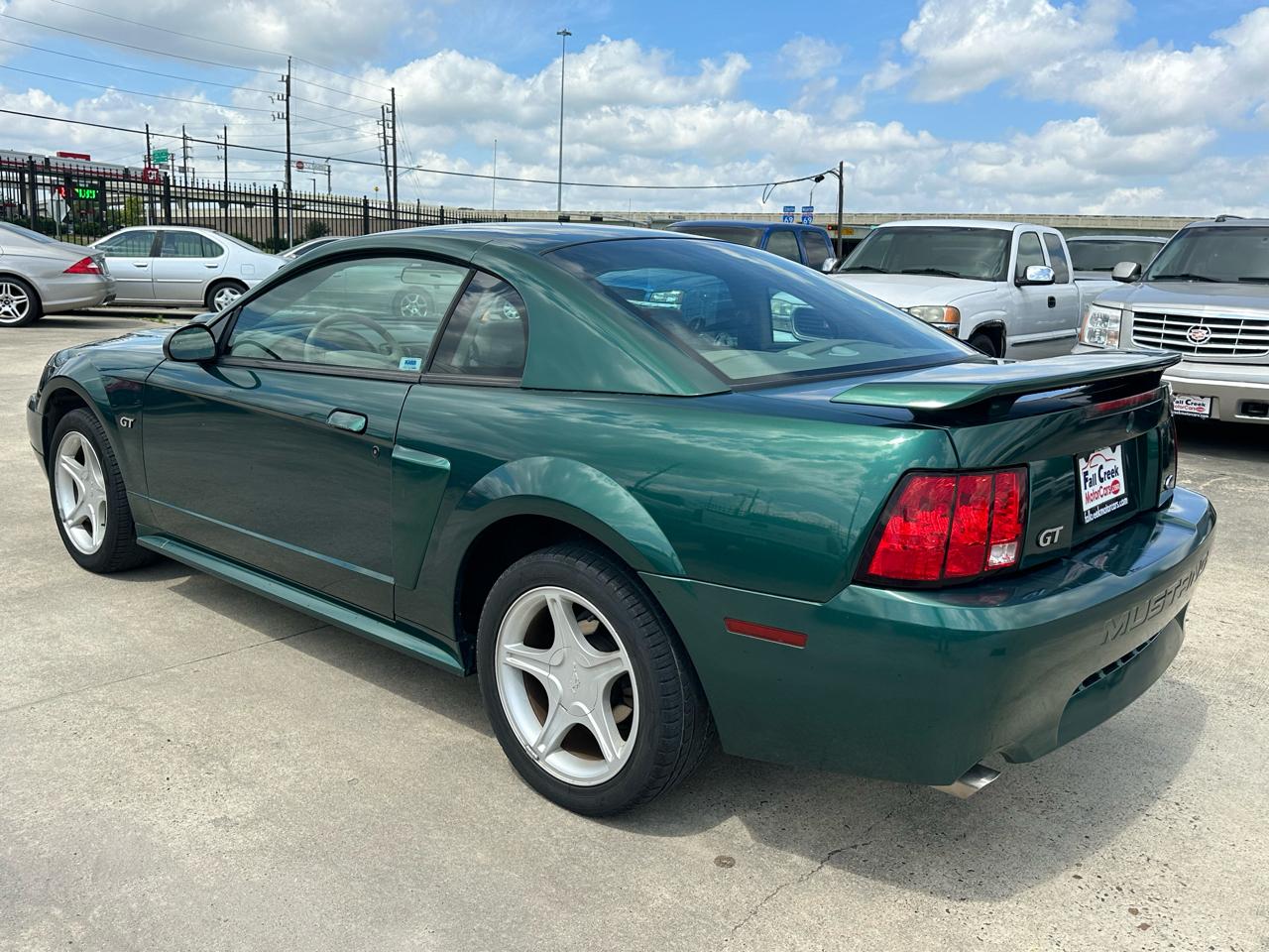 Ford Mustang GT Deluxe Coupe 2003
