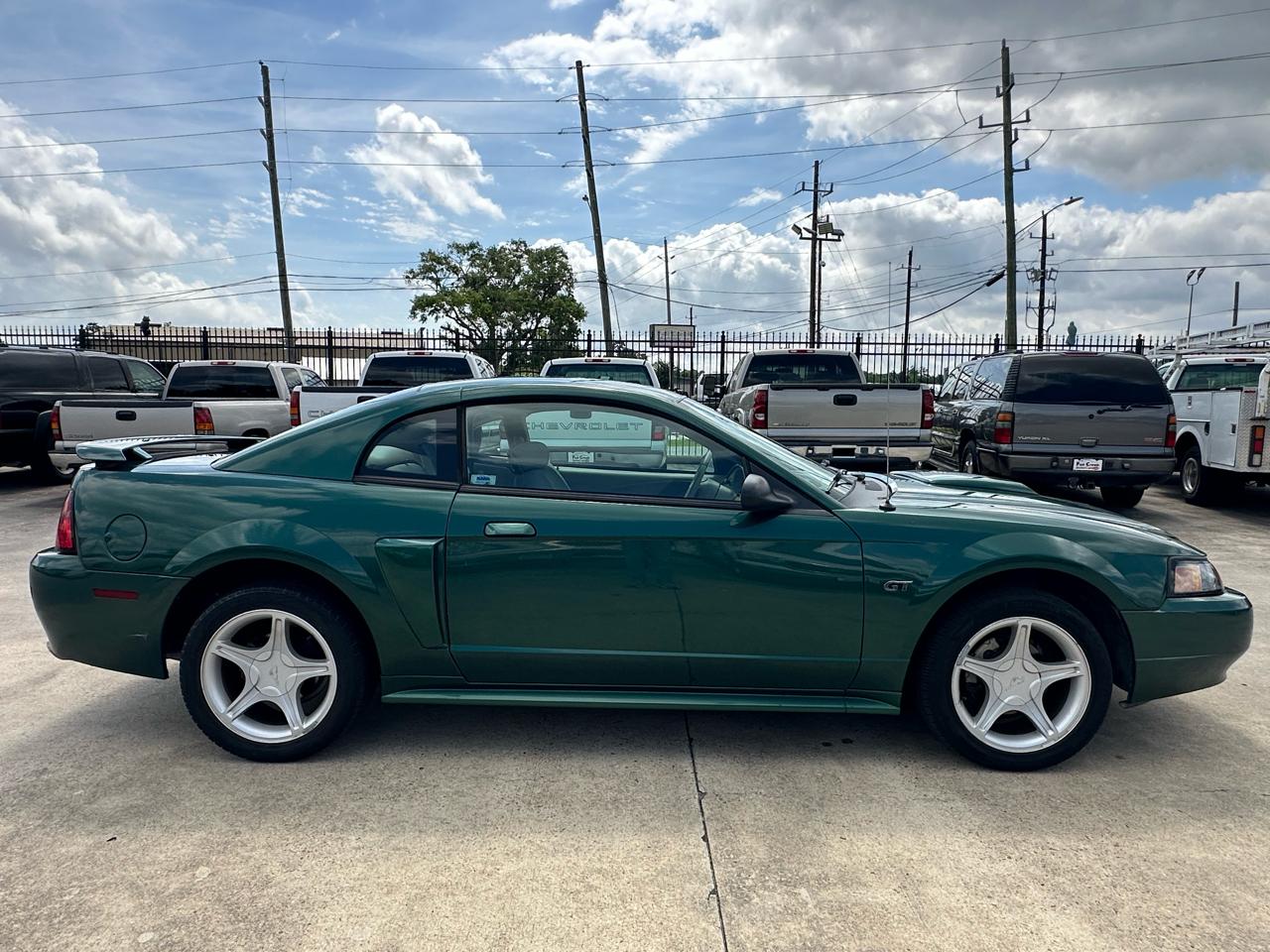 Ford Mustang GT Deluxe Coupe 2003