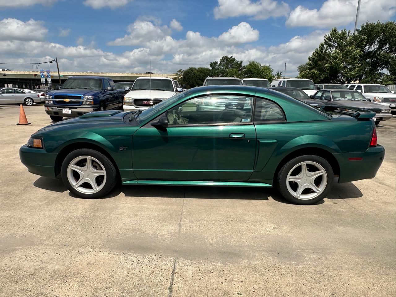 Ford Mustang GT Deluxe Coupe 2003